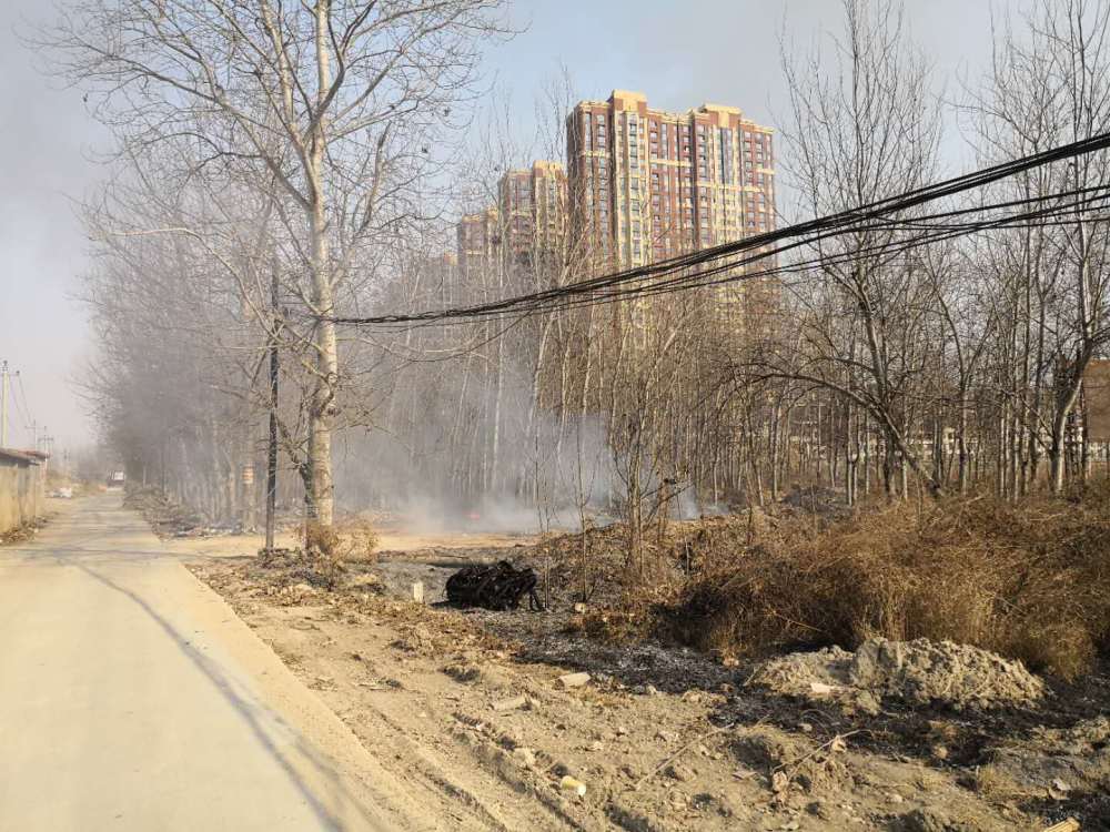 保定北三环一地方因上坟引发着火!