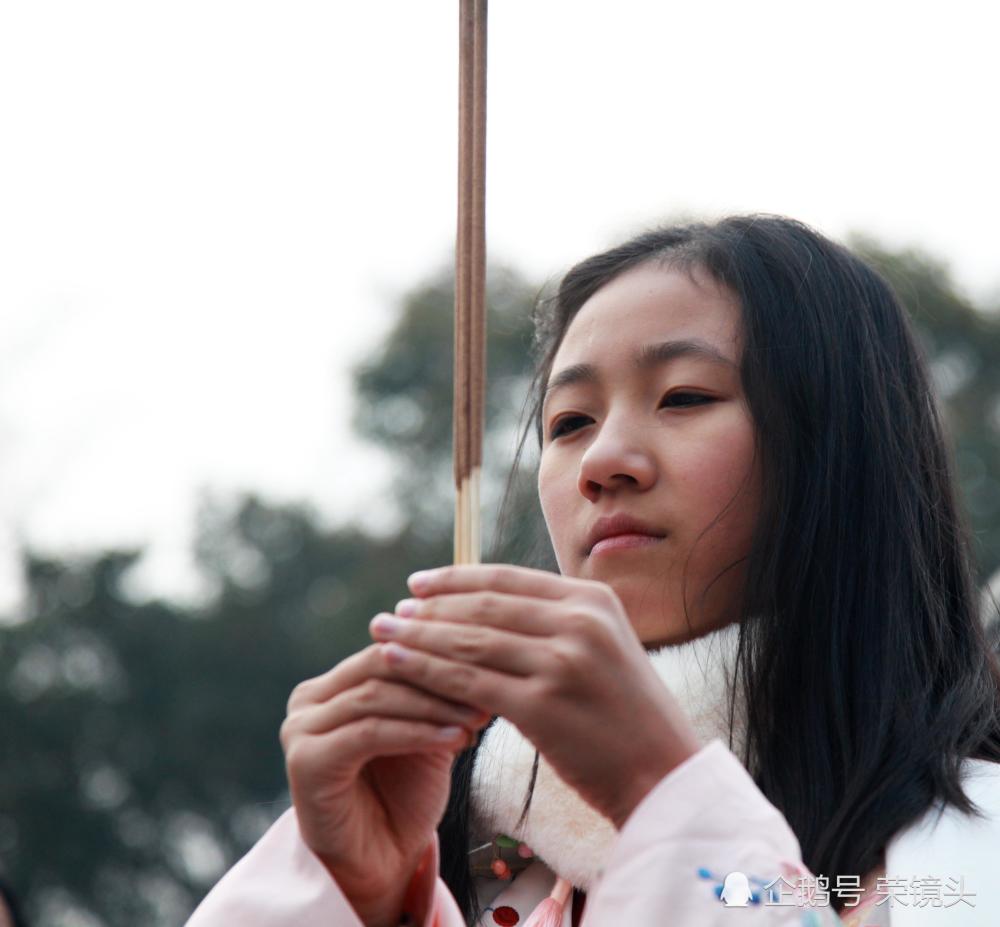大年初一数万市民到鸡鸣寺 烧香拜佛求财求福场面壮观