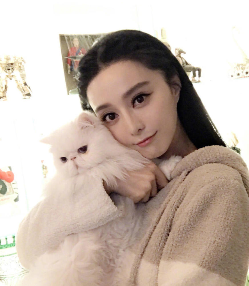 37岁的范冰冰真会穿,粉色毛衣太减龄,最后一张