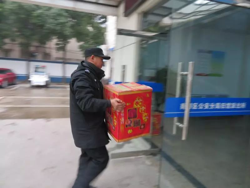 29岁南浔小伙放烟花不听劝阻反而殴打他人 被