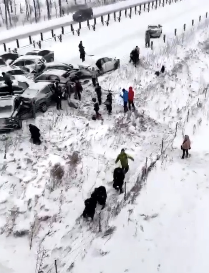 哈同高速公路多起连撞事故 30余车碰撞 20人受