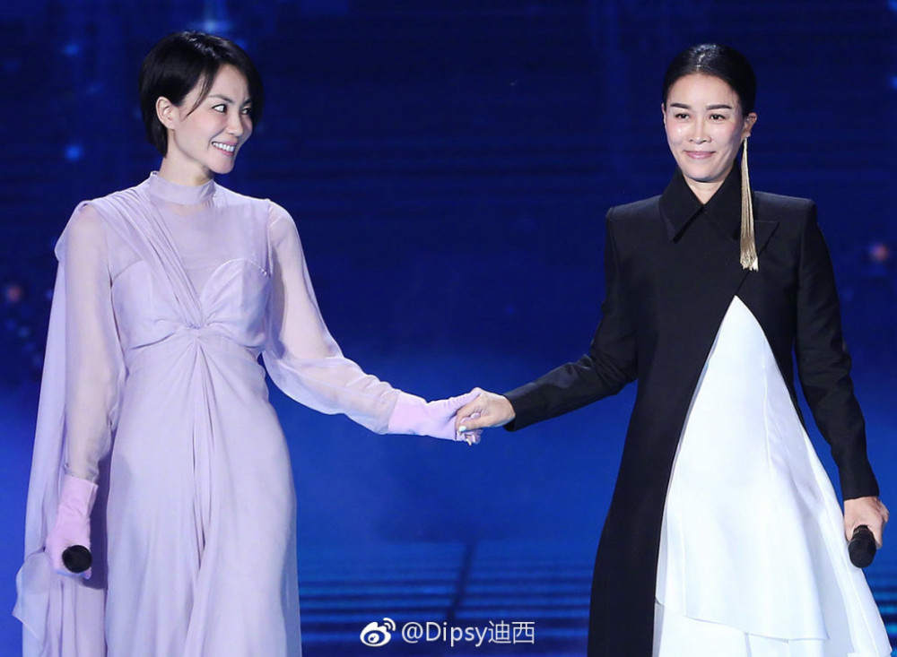 王菲成流行紫最佳代言人！春晚淡紫裙仙气十足，又披深紫“丑麻袋装”惊艳T台！