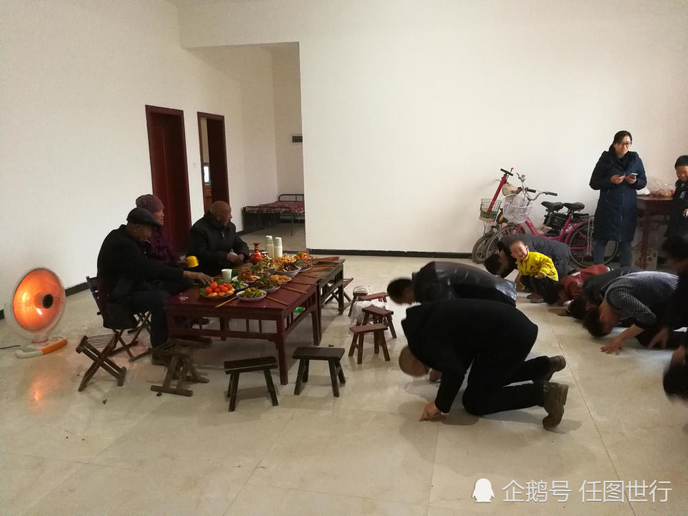 晚辈磕头长辈发年钱,出嫁的姑娘娶回家的媳妇