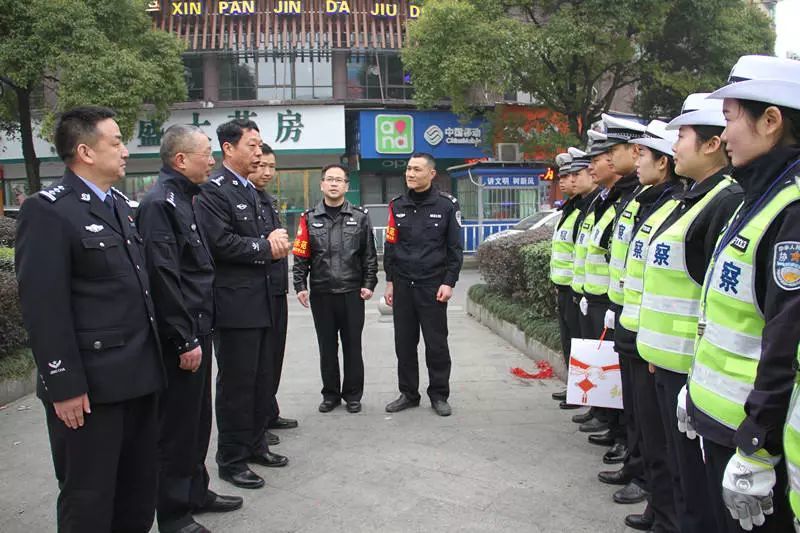 新余公安交警支队党委慰问一线交警!