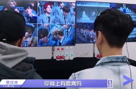 偶像练习生蔡徐坤嘴干找唇膏,张艺兴暗中观察