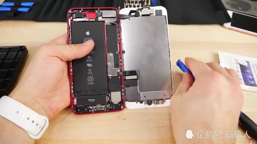将iphone7首先的机身拆开,拆开后不需要将屏幕的排线给拆掉,准备开始
