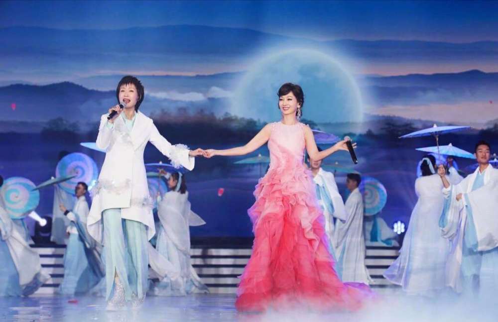 赵雅芝、叶童演唱千年等一回，赵雅芝克服恐惧云端现身仙气十足