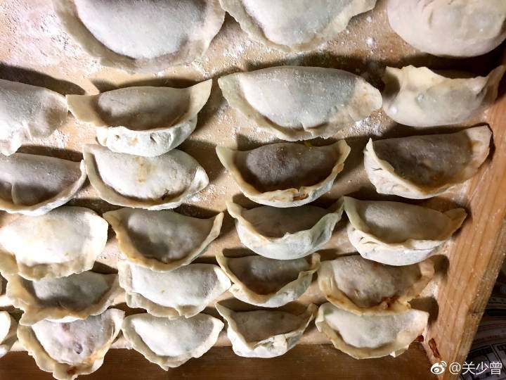 鹿晗大年初一陪关晓彤家人吃饭,关少曾深夜发