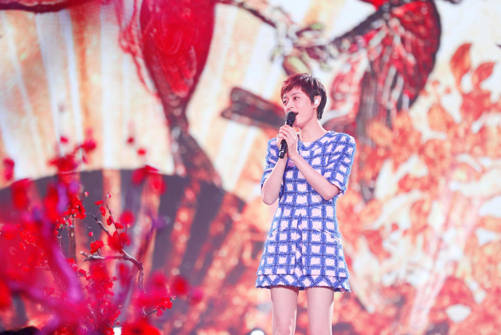 孙俪东方卫视春晚唱歌实力诠释人美歌甜 蓝格