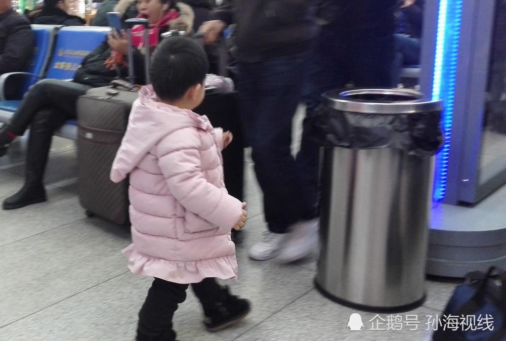 候车厅内成年旅客丢垃圾,三岁女孩弯腰捡