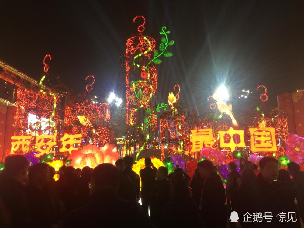 正月初一晚大唐不夜城汇成人海 天津麻花一天