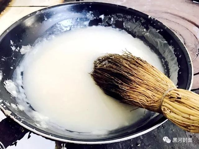实拍黑河乡村充满岁月气息的年味,浆糊贴对联,大红灯笼高高挂