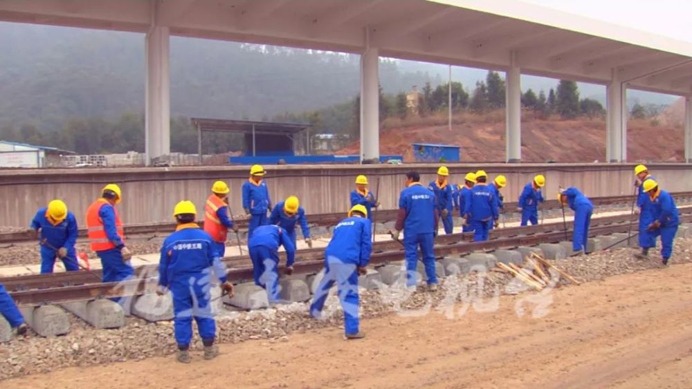 南三龙铁路三标段进入人工铺轨阶段,计划9月联
