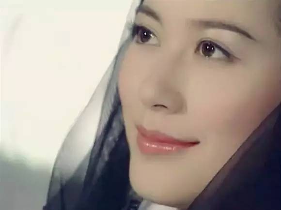 俞飞鸿还是当年“惊鸿仙子” 只是女神帽子要飞了