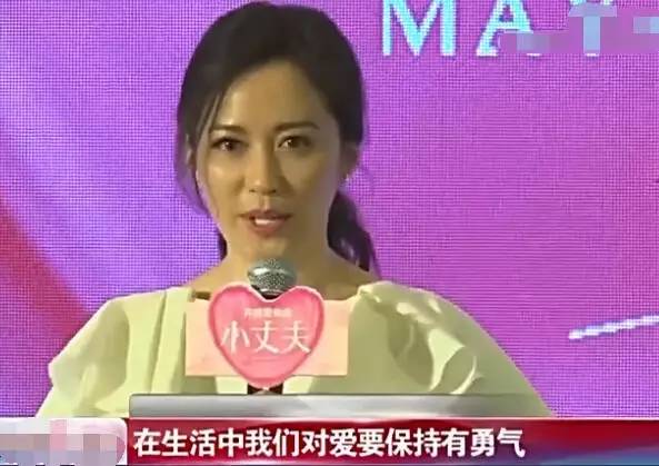 俞飞鸿还是当年“惊鸿仙子” 只是女神帽子要飞了
