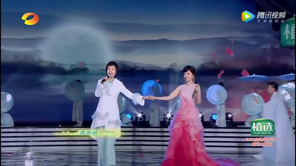 湖南卫视华人春晚上，赵雅芝叶童携小戏骨再现白娘子经典，观众表情亮了