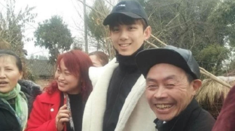 吴磊回四川老家过年,热情与乡亲们合影,182大