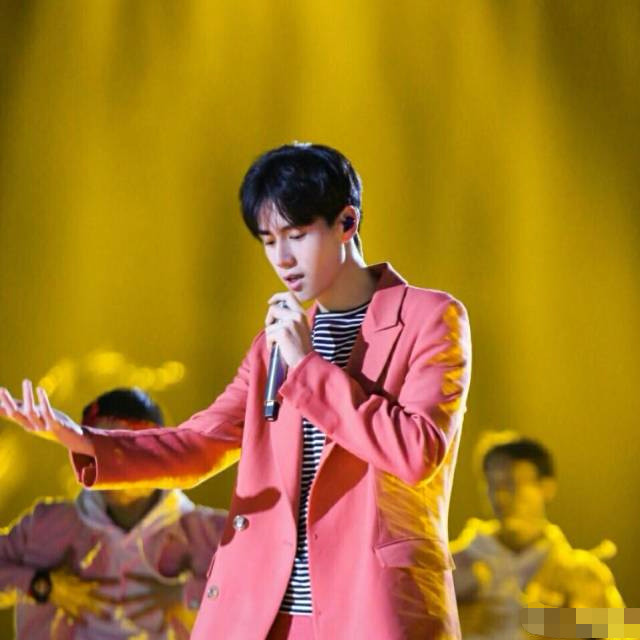 胡一天假唱太夸张,假唱都不专业,粉丝说新人紧