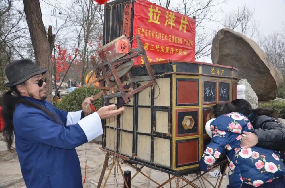 皮影戏,高台花鼓,划旱船,舞龙舞狮,高跷,打铁花,拉洋片,斗鸡,唢呐,高