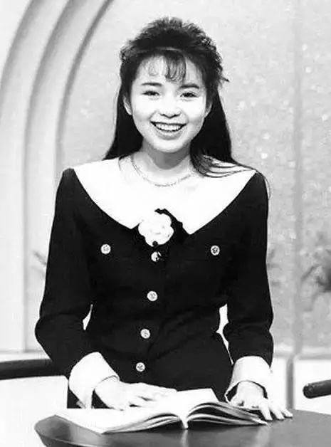 央视最拼女主持人:14岁上央视,6次主持春晚,3度