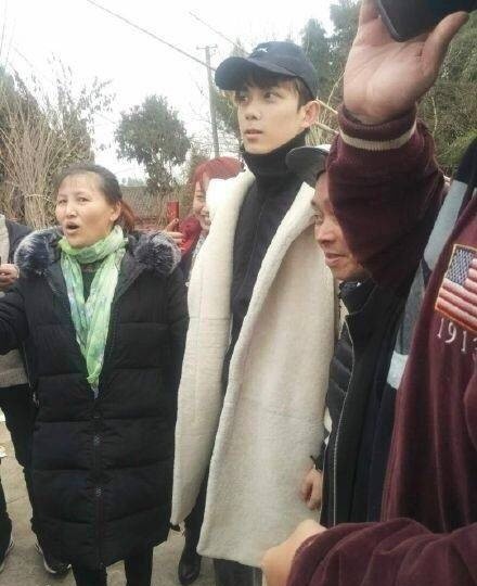 吴磊回四川老家过年,被乡亲们包围的三石弟弟