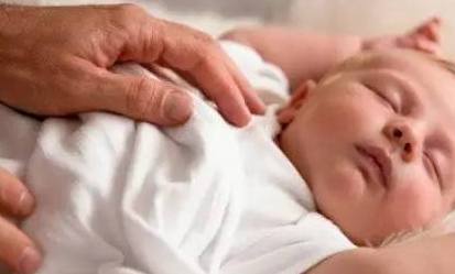 小宝宝的肚子经常看着都是鼓鼓胀胀的,这是为