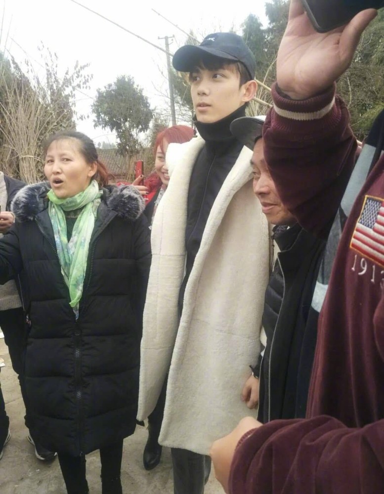 吴磊回四川老家过年,被乡亲们高大团团围住求