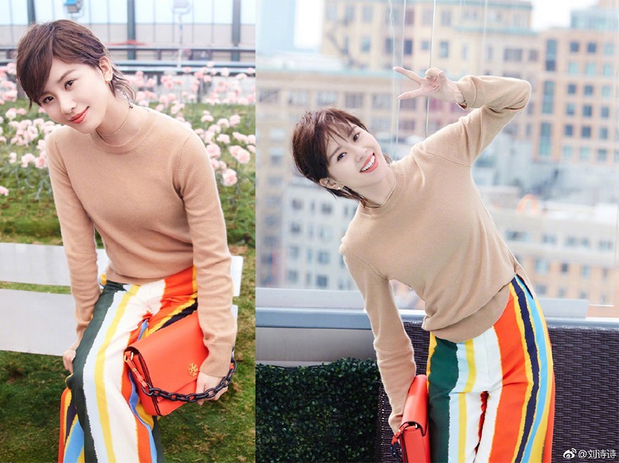 阿娇阿Sa同框比美,穿条纹服装少女感十足,刘诗