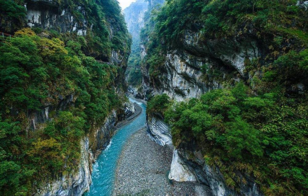 太鲁阁国家公园的特色为峡谷和断崖.