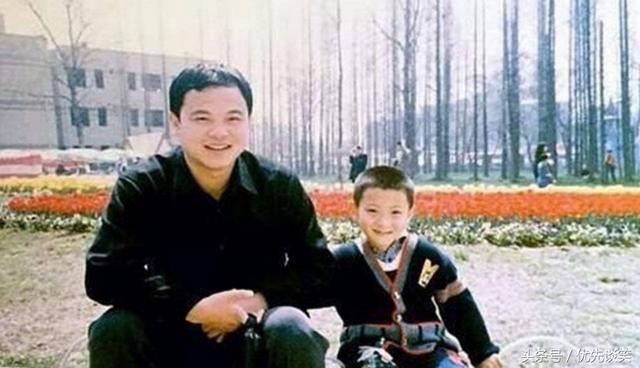 黄子韬父亲节晒爸爸新旧合影 网友被感动哭