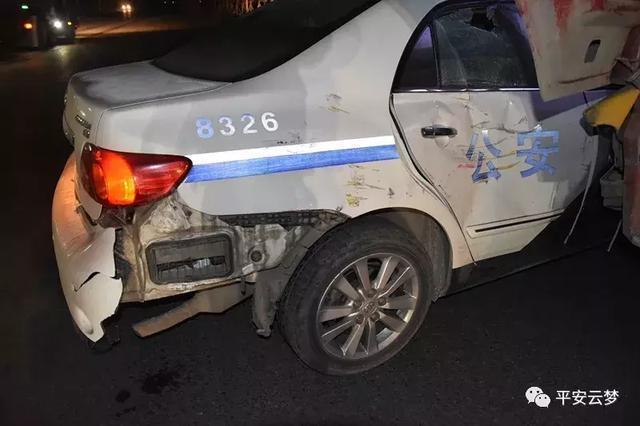 90吨超载大货车强行冲卡逃跑 执法警车被撞毁