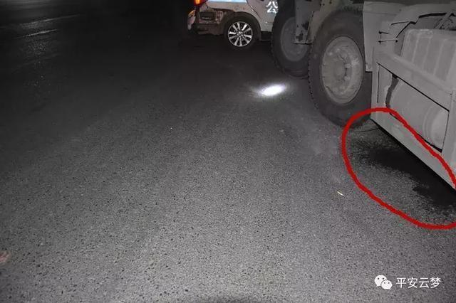 90吨超载大货车强行冲卡逃跑 执法警车被撞毁