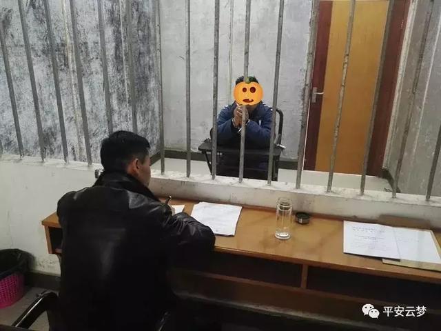 90吨超载大货车强行冲卡逃跑 执法警车被撞毁