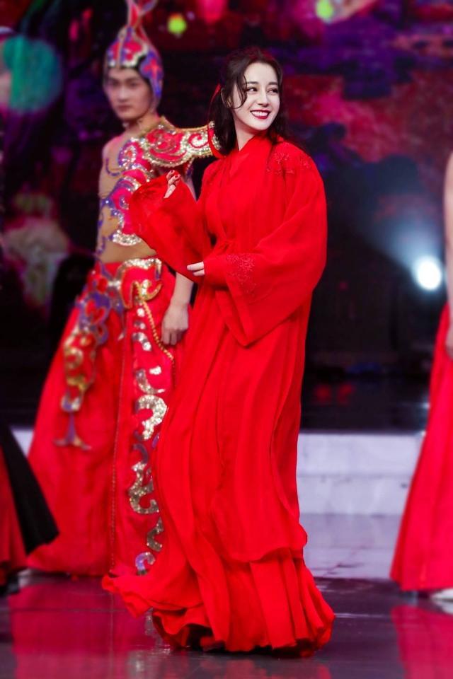 迪丽热巴坑周渝民不商量,玩游戏又皮又怂,唱歌