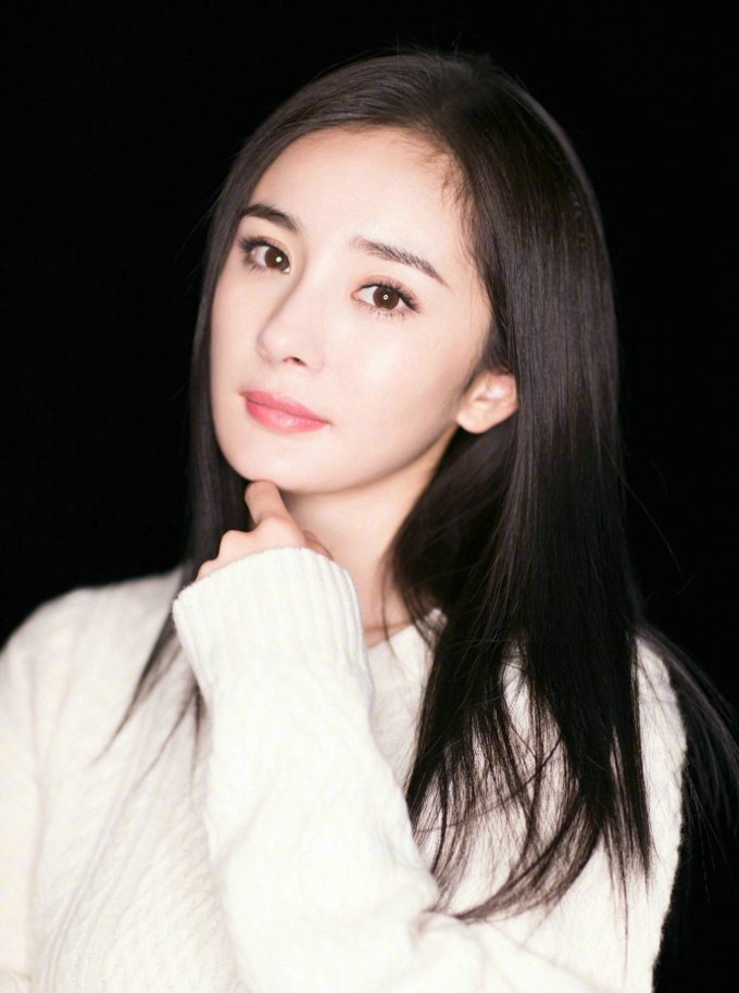 明星美女杨幂白毛衣配牛仔裙清新可人