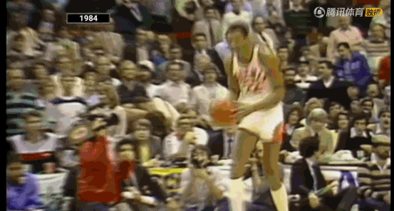 2018年,小南斯完美复制父亲当年的那一扣,高高跃起空中漫步抡臂砸扣.