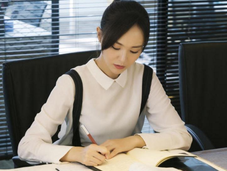 唐嫣参加会议,职业装轻松驾驭变身冷酷女总裁