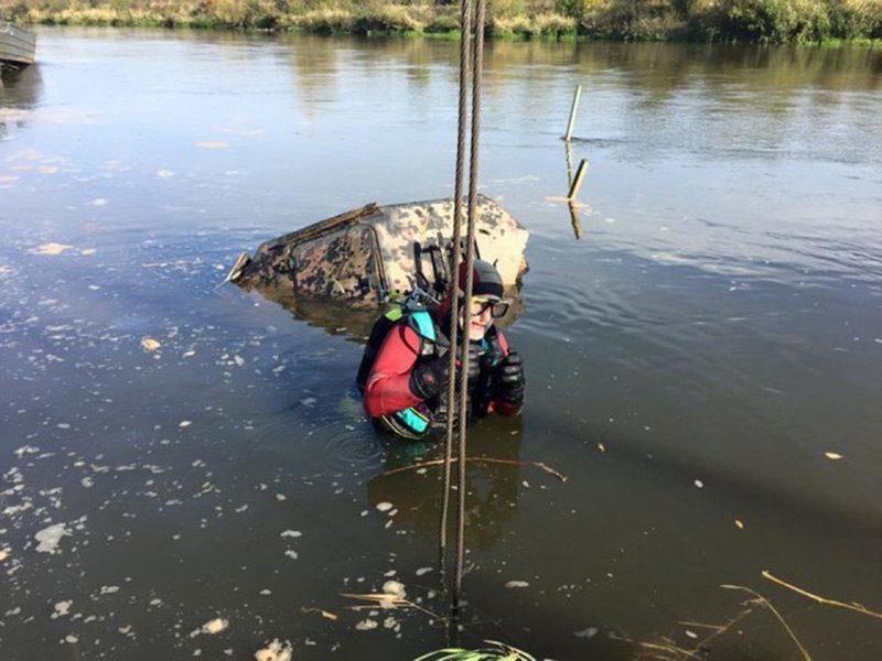 二战德军一装甲车沉入河底70多年,打捞上来后