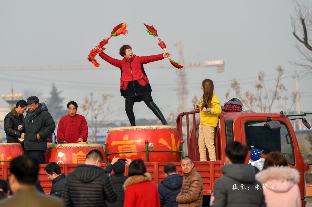 小阜新村敲锣打鼓迎新年