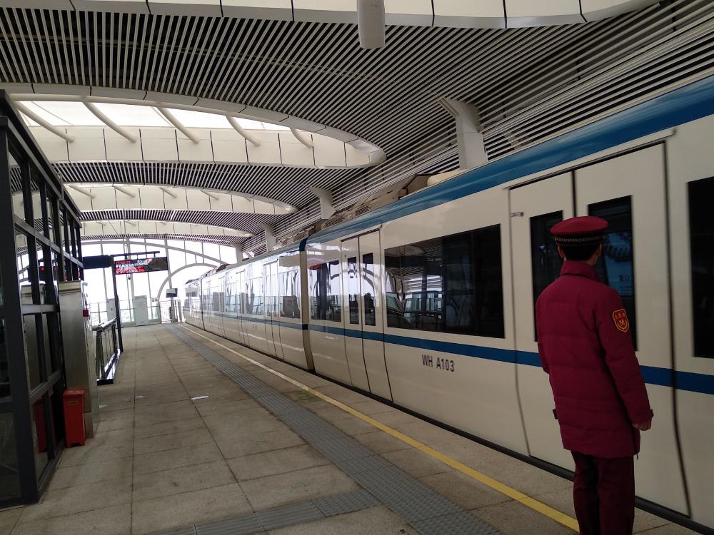 武汉轻轨1号线泾河站 直达电梯和候车室登陆站