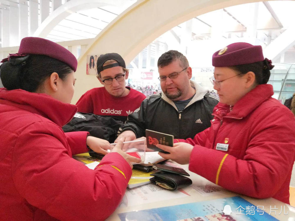外籍旅客准备中国买房不料手续丢失 车站工作