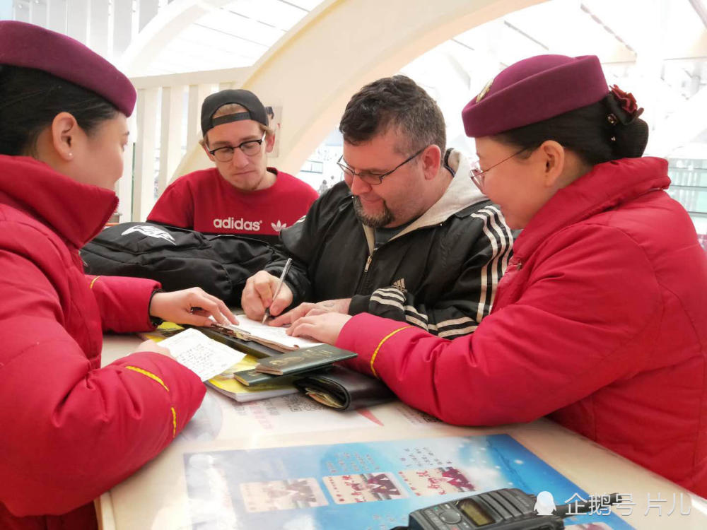 外籍旅客准备中国买房不料手续丢失 车站工作