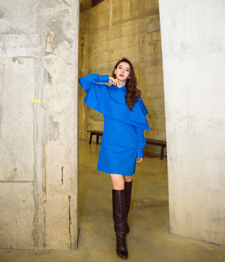 戚薇现身伦敦时装周,女王气场全开尽显御姐风