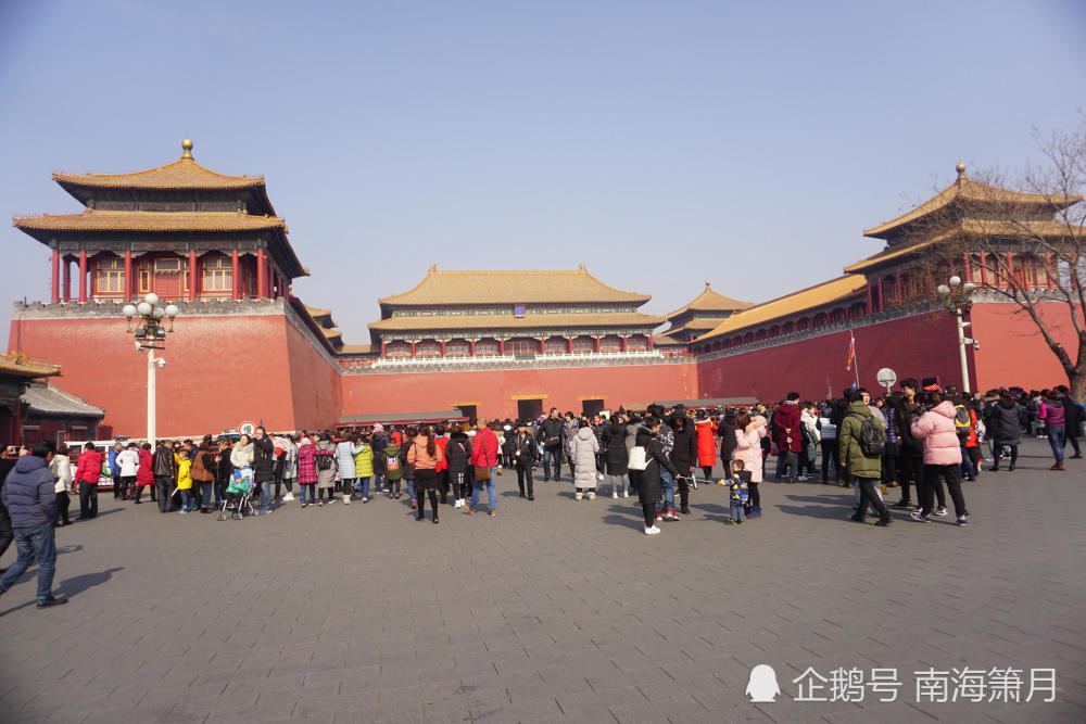 大年初三北京故宫游客排长龙 城墙外人流如织