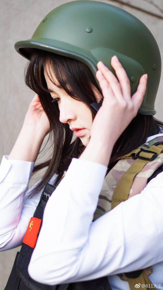 美女cos绝地求生实力,cosplay男装大佬 美女玩家绝地求生cos 这个头盔有点绿
