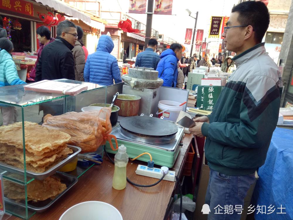 大学生过年不回家,景区兼职卖煎饼果子