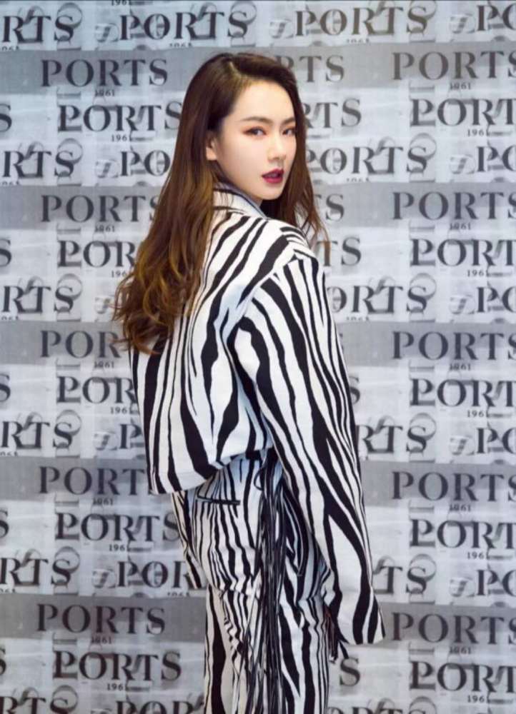 戚薇现身伦敦时装周 湛蓝色衬衫裙自成一派 亮