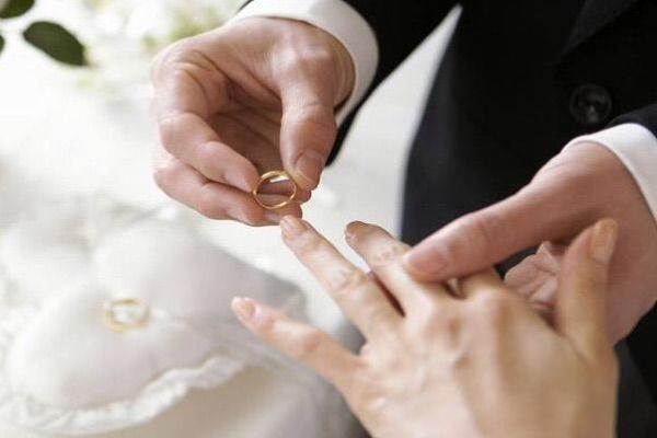 婆婆说彩礼先欠着,婚后半年婆婆赖账,我的婚姻