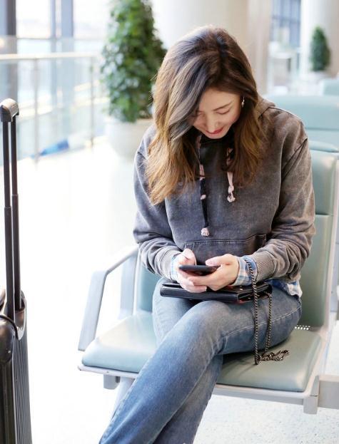 张天爱拉行李会家过年,全程不离手机给父母报