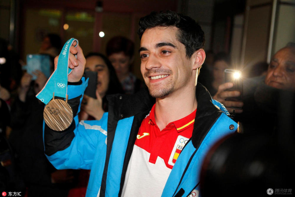 铜牌也很好!花滑名将费尔南德斯回国 秀奖牌受